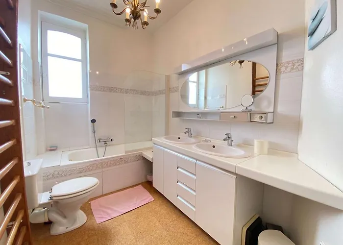 Duplex 5 Pieces, 6 Couchages Au Coeur De Avec Terrasse, Parking Et Tous Commerces A Pied - Fr-1-245-71 * La Baule